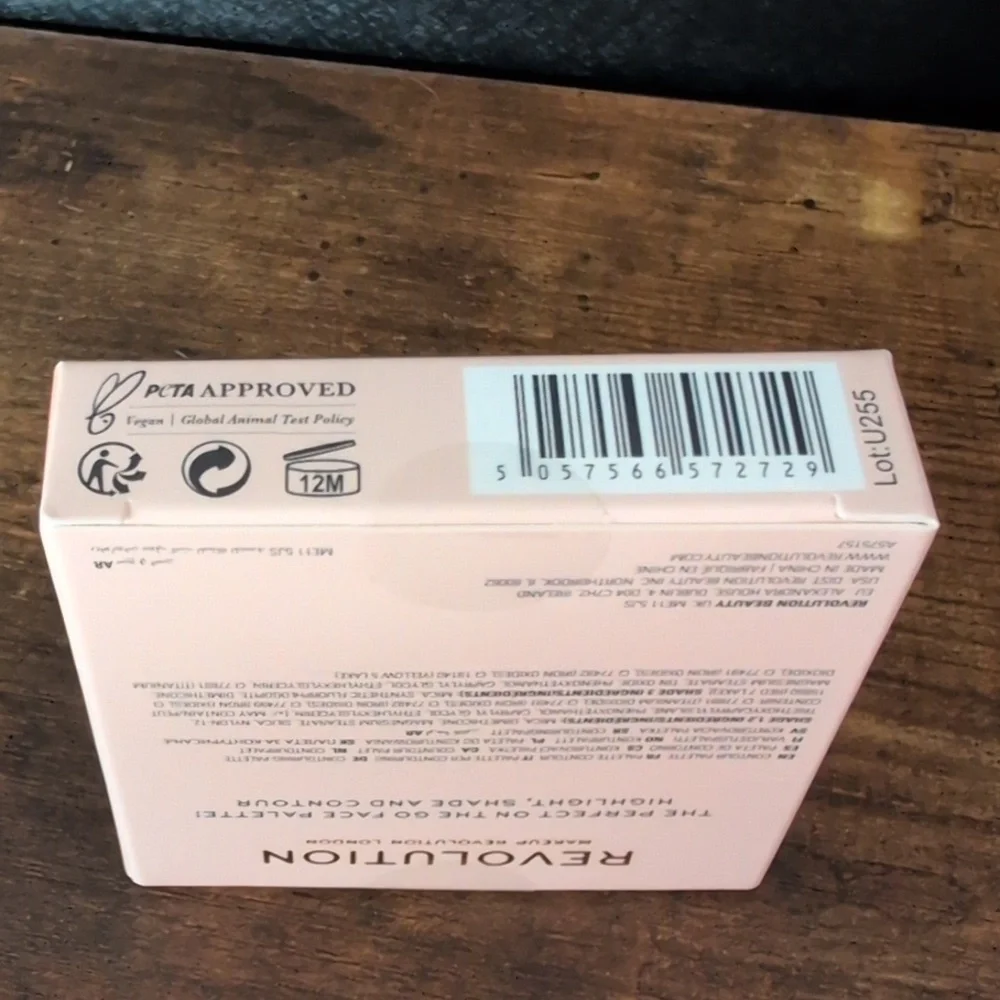 Makeup Revolution Contour Powder Compact In Shade Light